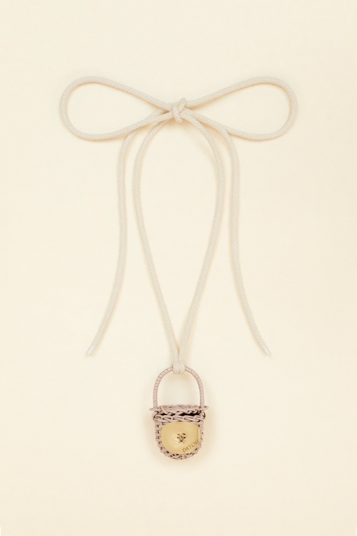 Patou AC023 collier sac seau miniature osier Parchment beige