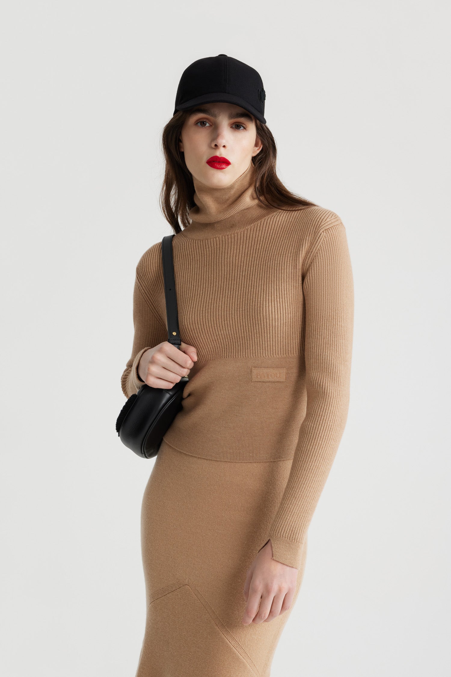 Patou Knitwear KN184 pull col roulé côtelé biscuit