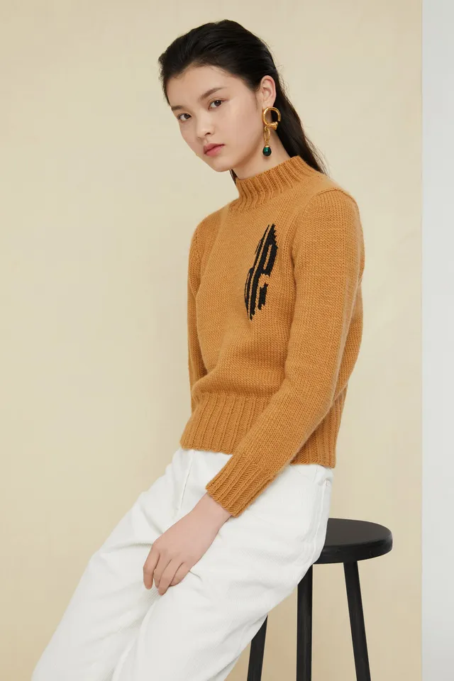 Patou KN028 pull cropped laine logo cuivre intarsia