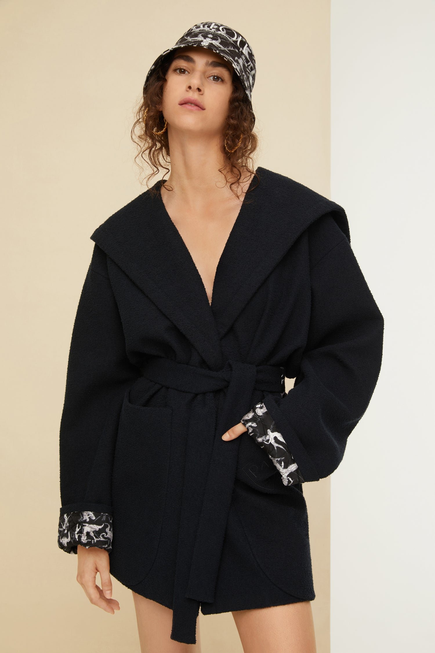 Patou CO012 manteau peignoir noir bouclé ceinturé