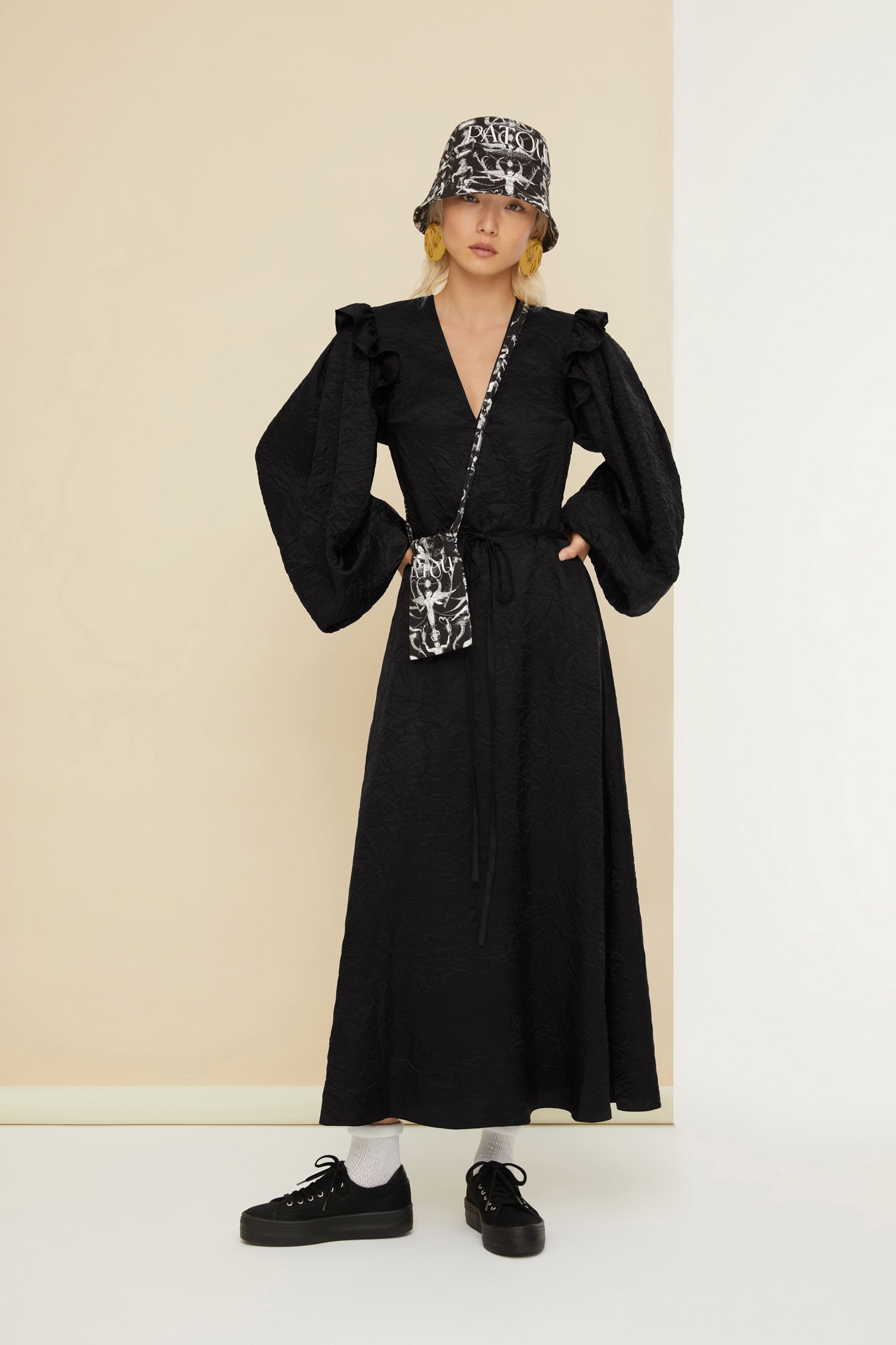 Patou DR090 robe longue satin noir col V manches ballon