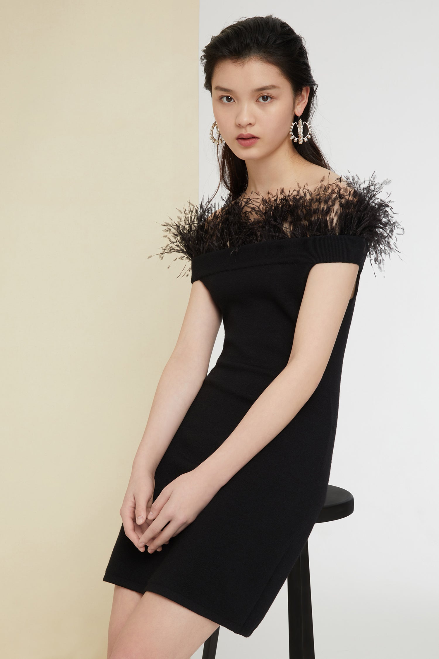 Patou KN033 robe maille laine noire plumes épaules