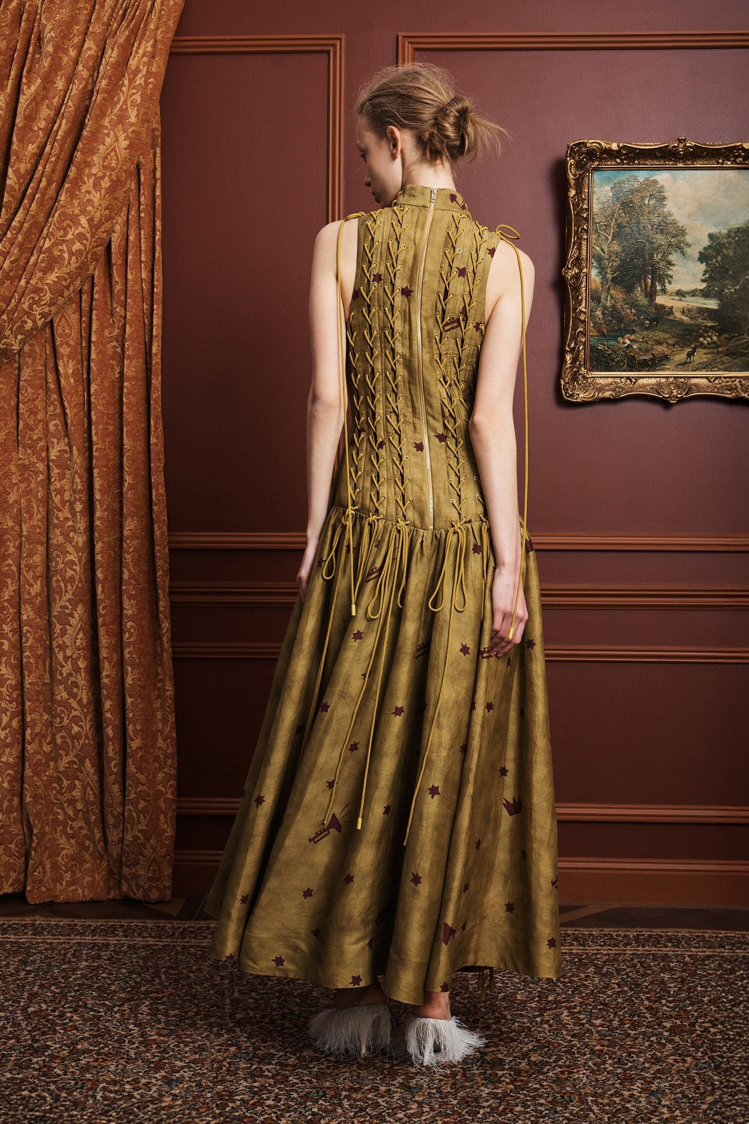 Alemäis Astro Gown Olive robe longue lin motif étoiles