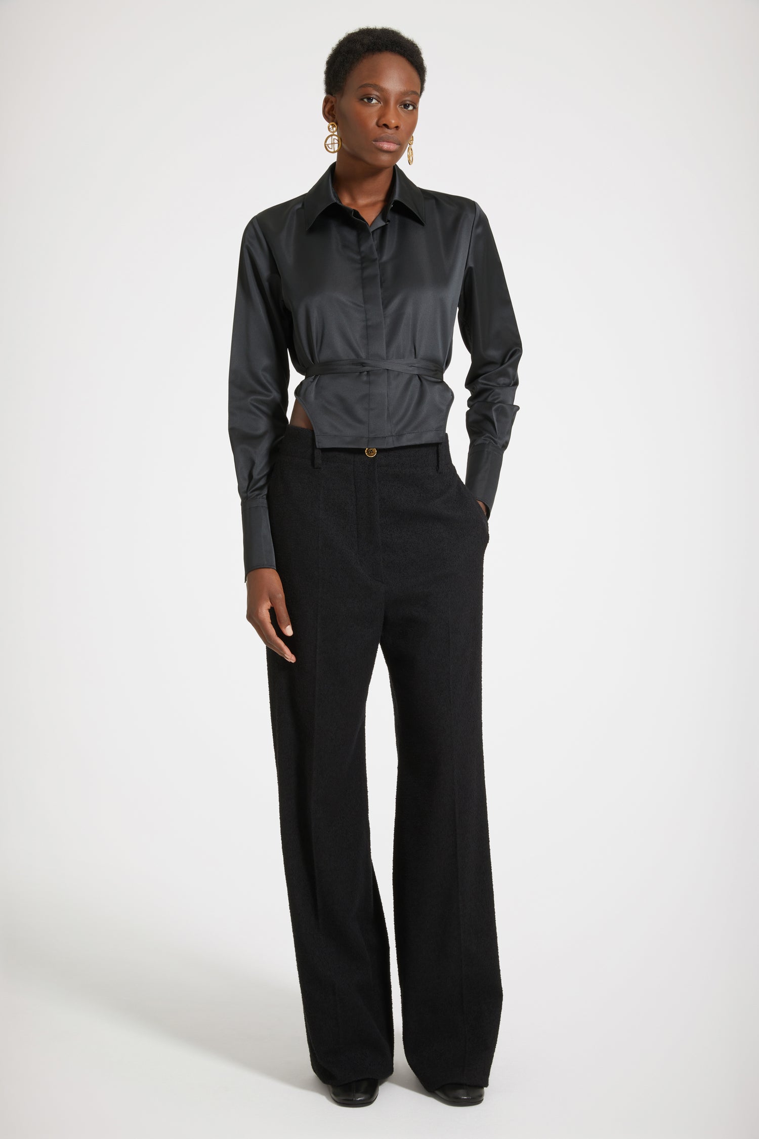 Patou BL026 chemise cropped noire satin découpes