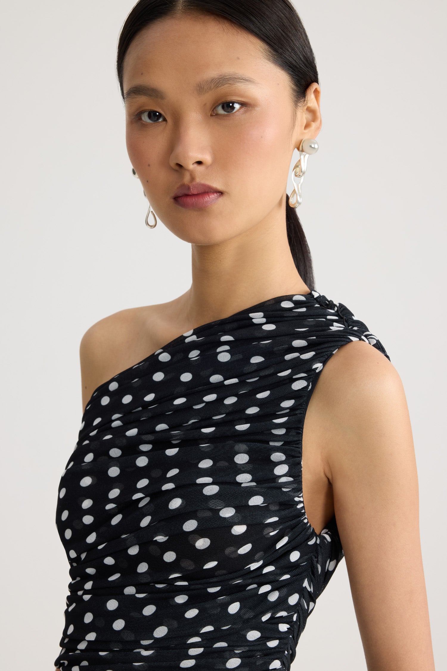 Patou DR232 robe drapée asymétrique pois bleu nuit