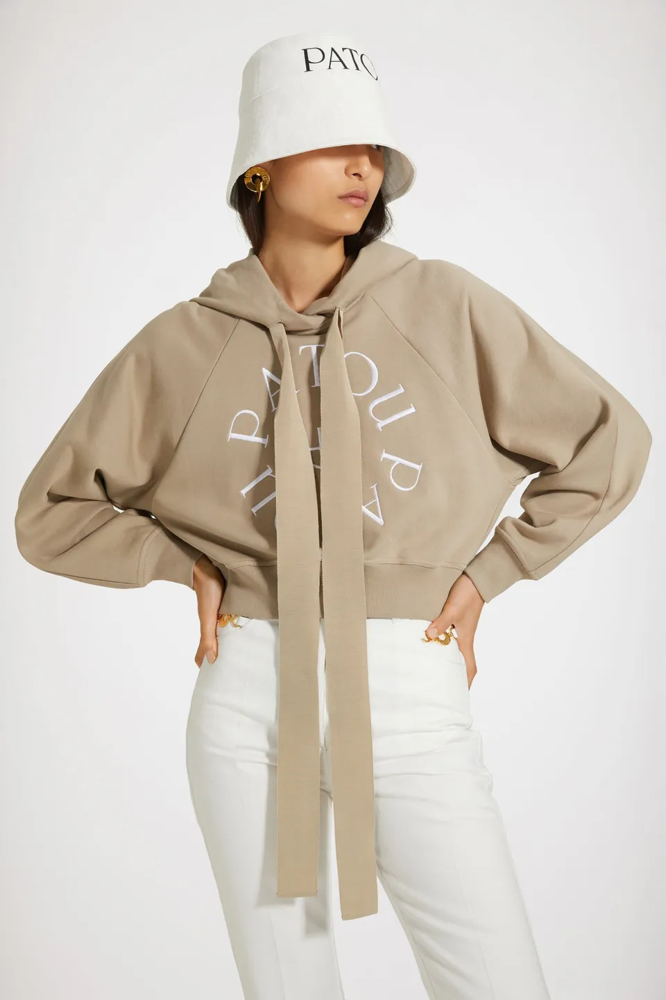 Patou JE069 sweat à capuche cropped Parchment beige coton bio