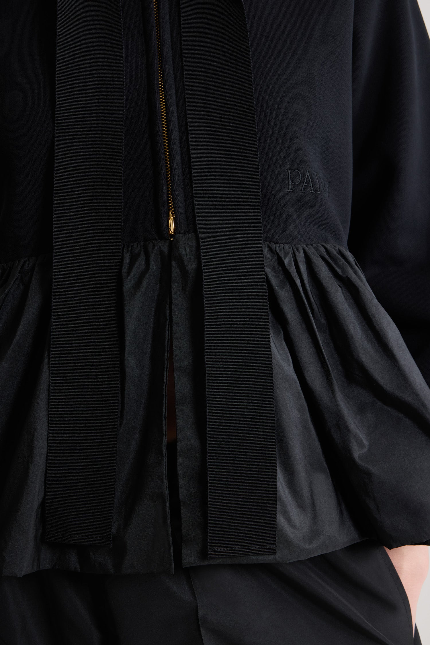Patou JE193 hoodie coton bio noir à volant XS-XL