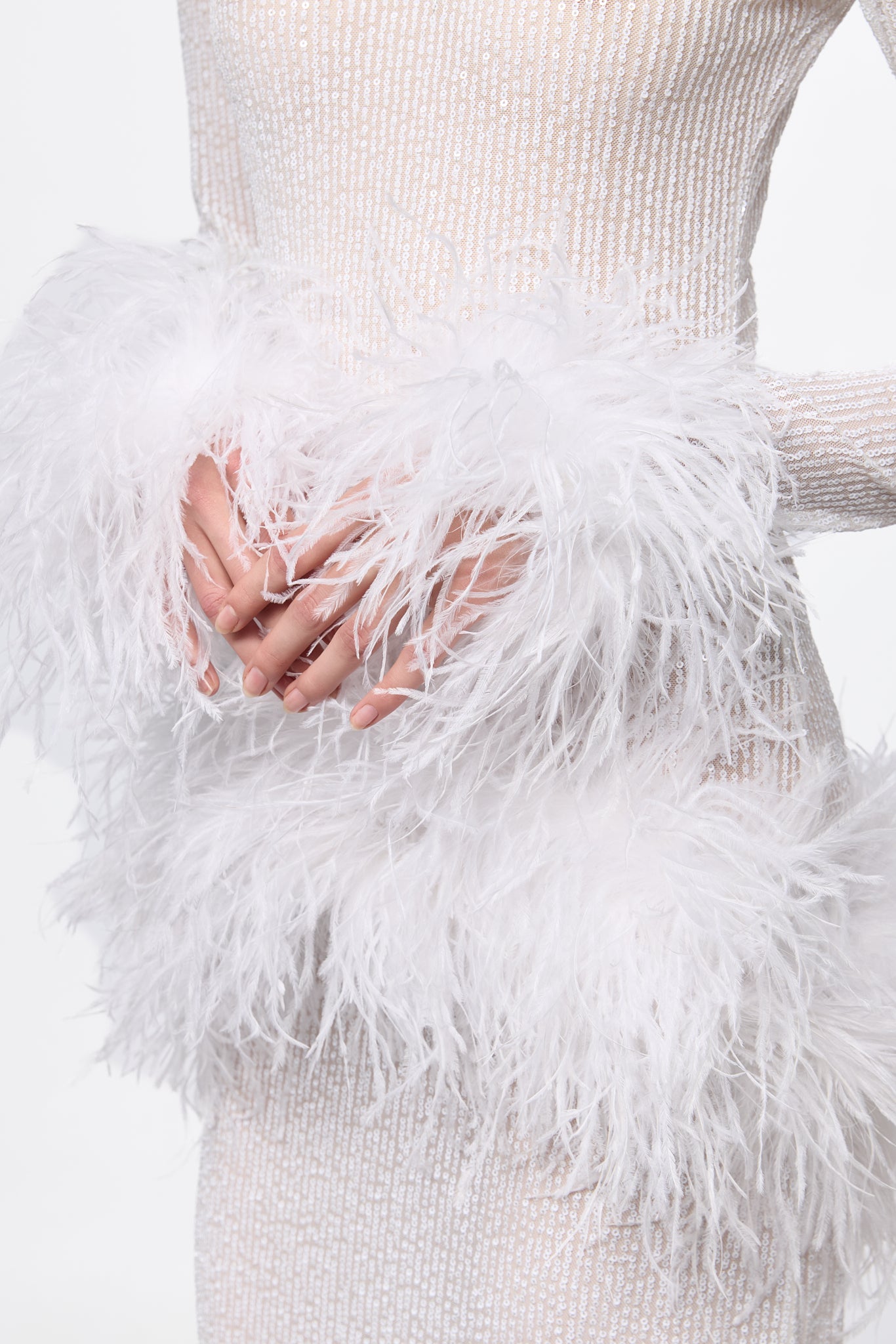 ATU Body Couture High Neck Sequin robe plumes blanche S