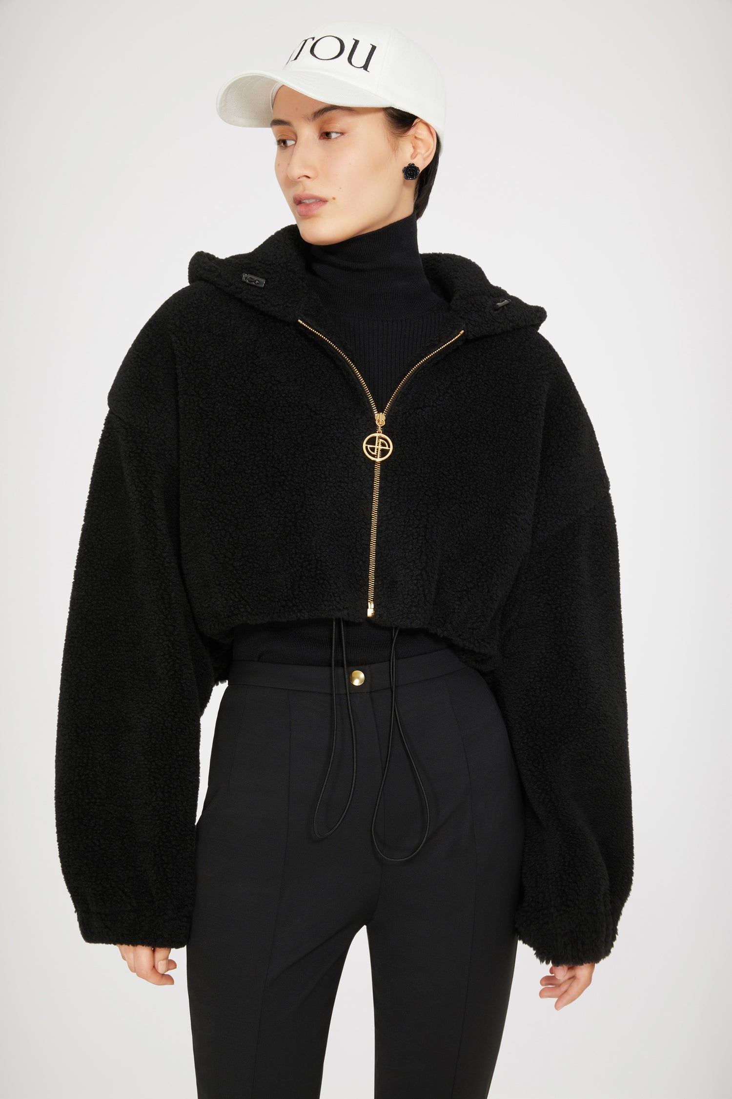 Patou JE056 veste courte Noir fausse fourrure capuche