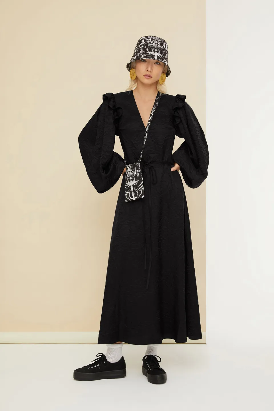 Patou DR090 robe longue satin noir col V manches ballon