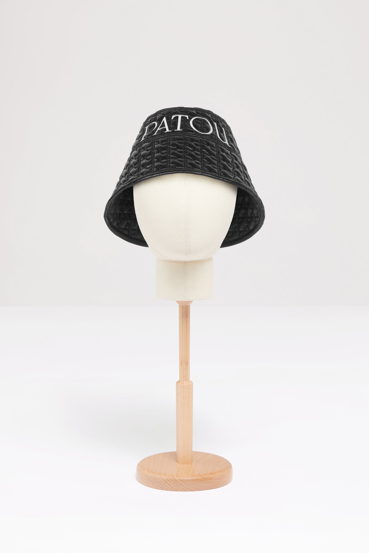 Patou AC027 bob matelassé nylon noir