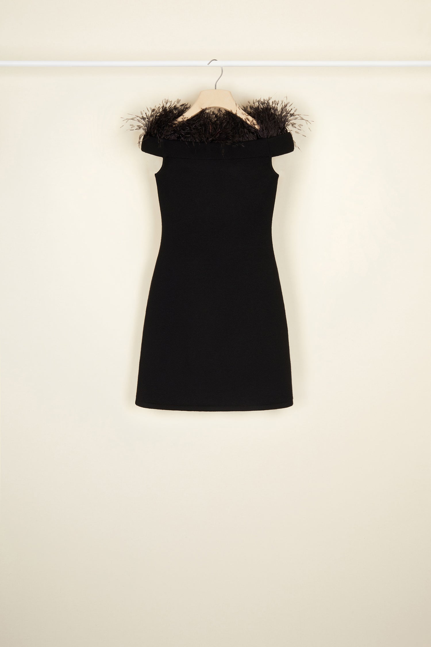 Patou KN033 robe maille laine noire plumes épaules