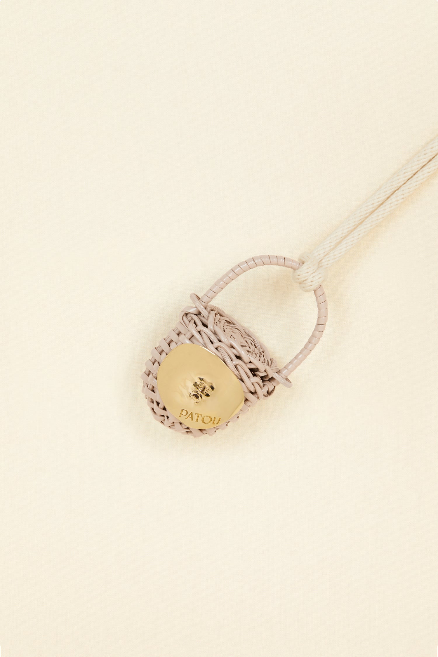Patou AC023 collier sac seau miniature osier Parchment beige