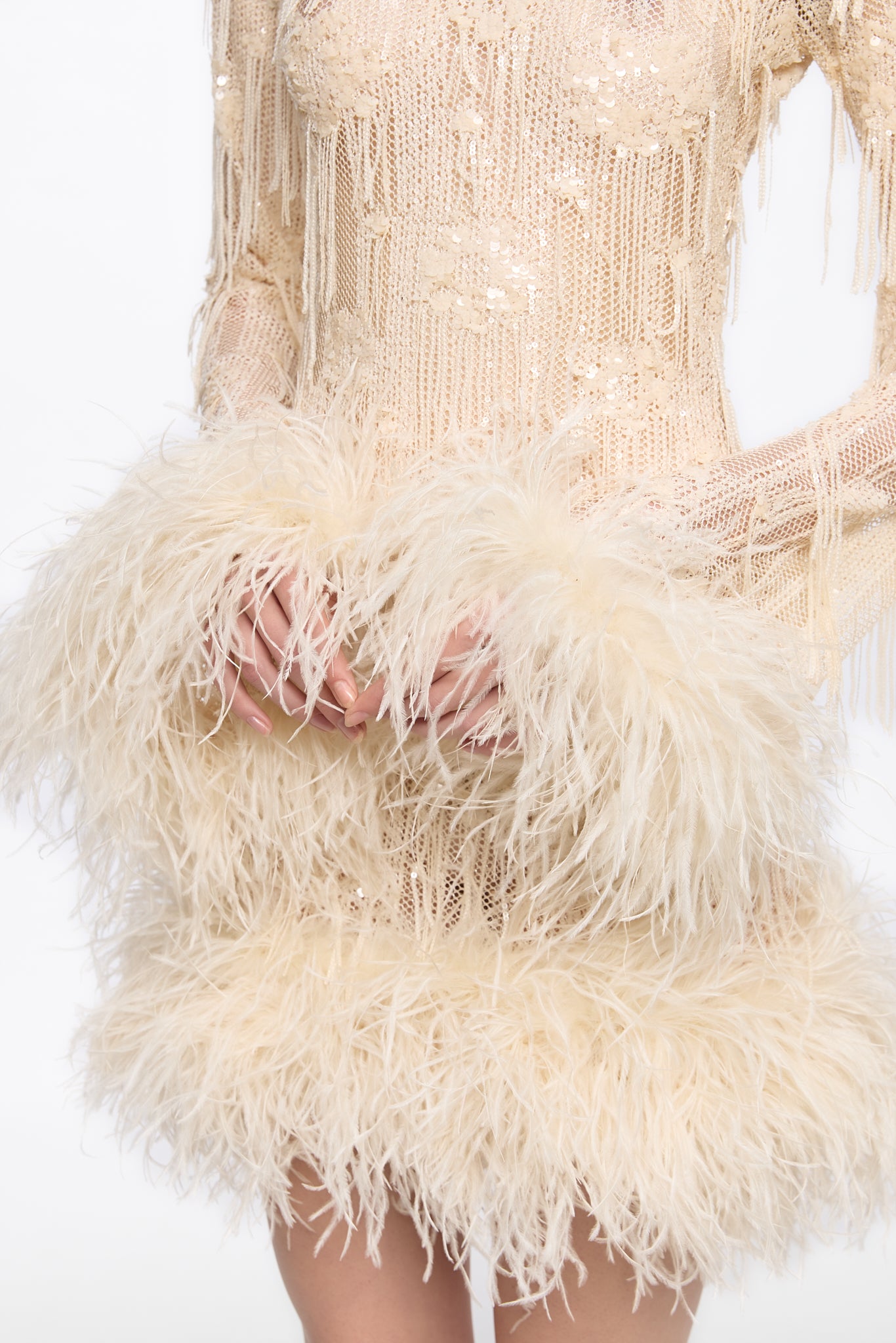 ATU Body Couture Sequins and Feathers mini robe vanille plumes