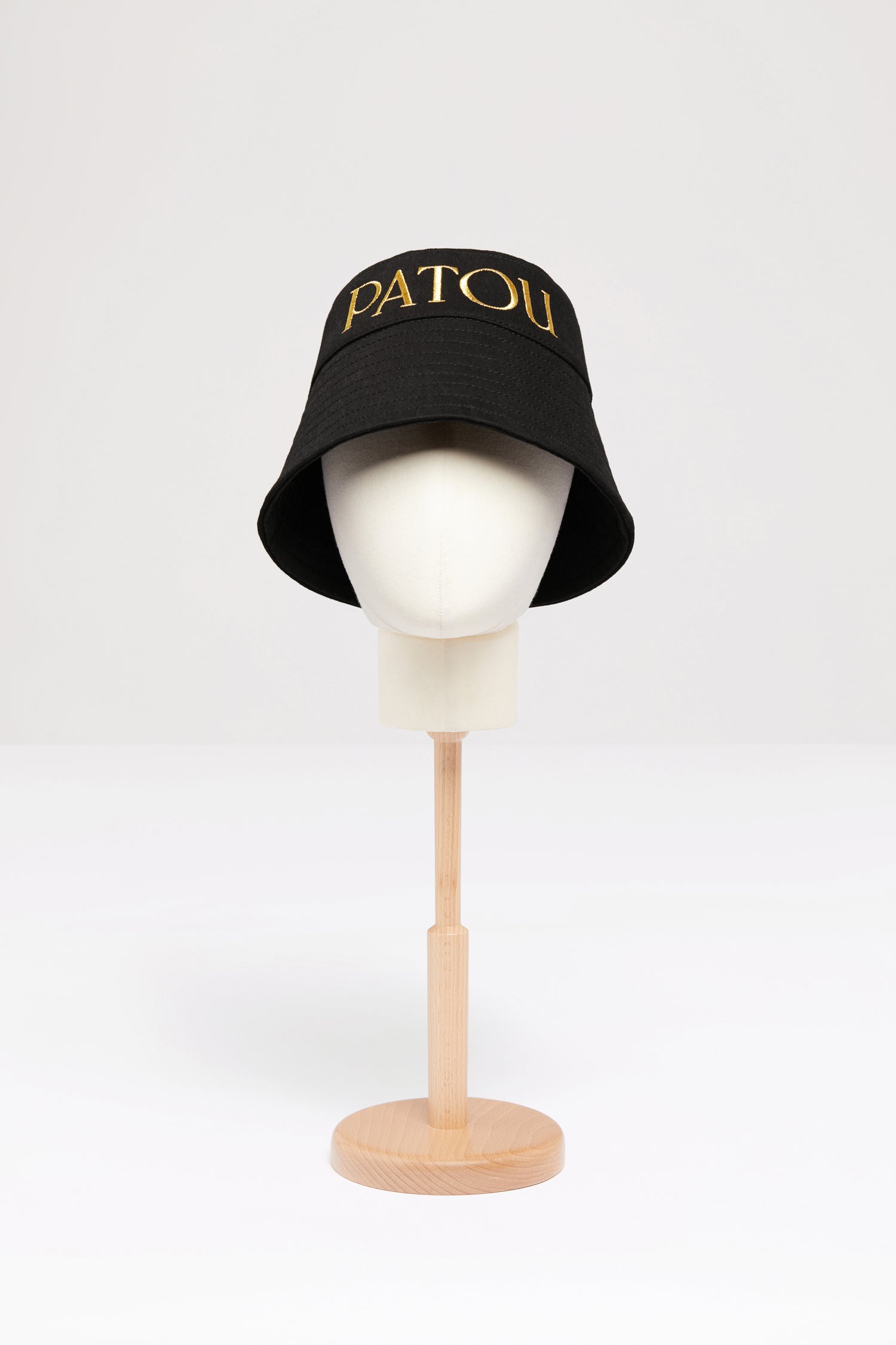Patou AC027 bob noir denim coton bio logo doré